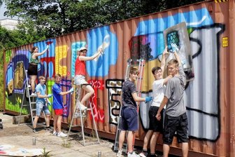 Graffiti statt Stillleben - Warum Reichenbacher Gymnasiasten ihren Kunstunterricht in eine Firma verlegt haben - Großflächig arbeiten, Farbe auftragen und für Kontraste sorgen: Teile des alten See-Containers behalten ihren Rost-Look. Das ist für die Elftklässler des Reichenbacher Gymnasiums Teil der Aussage ihrer Arbeit - bald geht alles an die Autobahn.