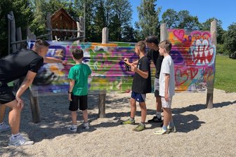 Graffiti-Workshop Mittelsaida: Wie tickt die Dorfjugend, Herr Makowski? - Beim Graffiti-Workshop am Jugendclub Mittelsaida haben gut ein Dutzend Kinder und Jugendliche mitgemacht.
