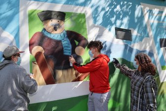 Graffiti-Workshop vereint Farbe und Tradition im Erzgebirge: Graue Wände im Raschauer Wohngebiet werden bunt - Der Graffiti-Künstler Robert Lemcke (l.) mit Arthur-Valentin Baldauf und Luana Hoffmann.