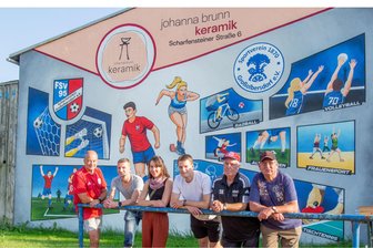 Graffiti ziert Sportplatz im Erzgebirge: Fußballer und Leichtathleten weihen einzigartiges Wandgemälde ein - Präsentieren stolz das neue Wandgemälde auf dem Großolbersdorfer Sportplatz: Norbert Richter vom FSV 95, Philipp Richter vom SV 1870, Sponsorin Johanna Brunn, Künstler Lucas Lißner, Ideengeber Siegfried Kügler und Unterstützer Siegfried Weinert (v. l.)
