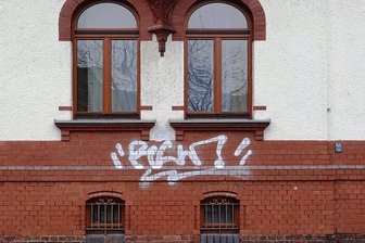 Graffitibeseitigung in Zwickau: "Geniale Geschäftsidee" ist ganz legal - Graffitis ähnlicher Handschrift verschandeln die Fassaden von Häusern in der Zwickauer Nordstadt, wie hier in der Mühlpfortstraße 72.