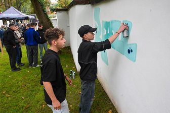 Graffitis legal sprühen: Limbach-Oberfrohnas erste „Wall of Fame“ eröffnet - Marcus (links) und Max (rechts) waren am Donnerstag die ersten, die an der neuen Limbacher „Wall of Fame“ legal ein Graffiti sprühen durften.