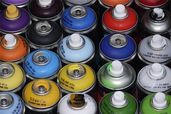Graffito an einem Holztor in Plauen: Polizei sucht Zeugen - Für Graffiti wird oft viel Geld ausgegeben. Die Spraydosen kosten.