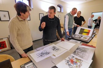 Grafikbörse in Gersdorf: Gegenwartskunst direkt vom Künstler - Tilmann Röhner (2. v.l.) beteiligt sich wieder an der Grafikbörse in der Hessenmühle.