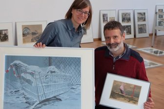 Grafikerin und Antiquar zeigen Liebes- und andere Gaben - Unter dem Titel "Liebes- und andere Gaben" zeigt Bettina Haller überwiegend Grafiken, wie diesen Farbholzschnitt (links). Der Antiquar Wolfgang Gebhardt ist mit Collagen vertreten.