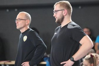Grand mit Vieren: Vogtland-Ringer gewinnen in Hannover - Zufriedenheit beim Trainerteam Dirk Wagner (links) und Kevin Drehmann nach dem Zwischenspurt von Max Schmalfuß und Chris Militzer, die den knappen Sieg in Hannover mit schnellen Erfolgen absicherten.