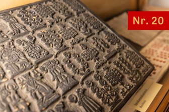 Grand ouvert im Erzgebirge: Als Spielkarten noch aus Annaberg und Buchholz kamen - Mit diesem Druckstock wurden einst in Buchholz Spielkarten produziert. Das Exponat ist eines von wenigen im Erzgebirgsmuseum in Annaberg-Buchholz, das an die Kunst des Kartenmachens und Kartenmalens in der Stadt erinnert. Foto: Ronny Küttner