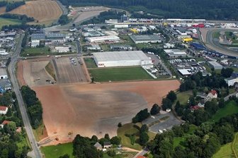 Grand Prix am Sachsenring: Neue Parkplätze - alte Probleme - Der neue große Parkplatz direkt neben der Rennstrecke fasst 3000 Stellplätze. Etwa 500 davon werden für Offizielle frei gehalten. Die restlichen Parkplätze stehen Grand-Prix-Besuchern zur Verfügung. Sie kosten pro Tag zehn Euro.