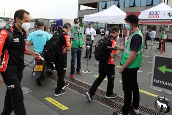 Grand Prix am Sachsenring - Ohne Helfer geht es nicht - Immer, wenn der Ansturm aufs Veranstaltungsgelände, wie etwa hier im Juni dieses Jahres beginnt, sorgen die Helfer in Grün dafür, dass alles geordnet abläuft.