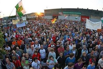 Gut 8000 Rennsport-Fans hatten am Sonntagabend gegen die Absage des Motorrad-Grand-Prix 2012 auf dem Sachsenring protestiert.