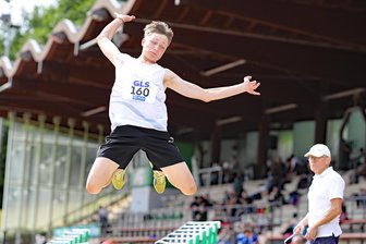 Grandiose Steigerung: Junger Freiberger Leichtathlet trumpft bei Deutscher Meisterschaft auf - Nils Wagner vom TVL Freiberg glänzte bei den Deutschen Mehrkampf-Meisterschaften der Jugend im Leverkusener Fritz-Jacobi-Stadion mit vier Bestleistungen, darunter im Weitsprung.