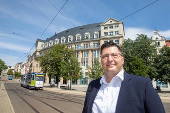 Grasmäh-Notstand im Vogtland: Landrat hat noch immer kein Geld aus Dresden - Thomas Hennig (CDU) hat Tempobeschränkungen und Sperrungen angekündigt, sollte das Land nicht mehr Geld für den Unterhalt seiner Staatsstraßen geben.