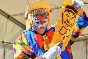 Gratis-Eis, Parkeisenbahn, Clown-Besuch: Sieben Tipps für Ausflüge am Kindertag in Zwickau - Zauberclown Brandolino zeigt seine Show am Donnerstagnachmittag im Kinder- und Jugendfreizeitzentrum an der Marienthaler Straße. 
