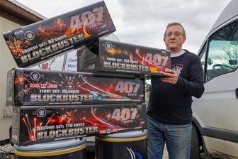 Gratis-Feuerwerk am Freitag im Gersdorfer Stadion - Oliver Bär in Gersdorf zeigt sein Angebot für Silvester am Freitagabend.