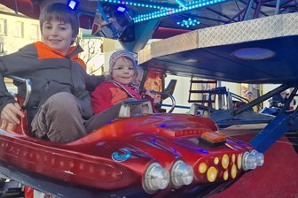 Gratis-Karussellfahrten im Vogtland: „Ich sehe das als Geschenk“ - Finn und Nora fahren schon die fünfte Runde auf dem Kinderkarussell. Mutter Astrid Essbüchel macht das diesmal nichts aus: Sie zahlt keinen Cent für das Fahrgeschäft.