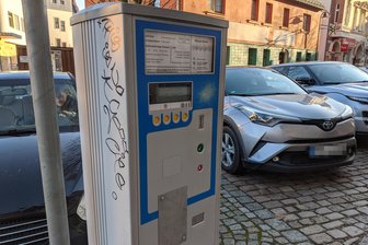 Der Ticketauswurf wurde mit einem Blech verschlossen.