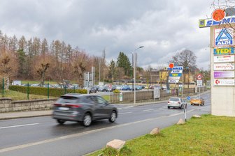 Gratis-Parken bald Geschichte: Stadt im Erzgebirge erhebt für Großparkplatz Gebühren - Der Parkplatz an der Schillerstraße wird gern von Pendlern genutzt. Künftig ist das mit Gebühren verbunden.