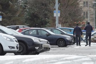 Gratis-Parken noch nicht ausgewertet - Der Parkplatz an der Johanniskirche ist mit 225 Stellflächen der größte, den die Stadt im Zentrum betreibt. Gestern hat dort der Ordnungsdienst kontrolliert, ob jeder Autofahrer ausreichend Parkgebühren bezahlt hat. Würde der Vorschlag des kostenlosen Parkens umgesetzt werden, könnte die Stadt auf den Einsatz der Politessen verzichten.