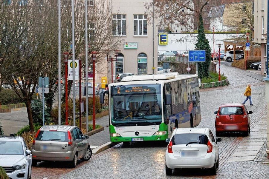 Der Hohenstein-Ernstthaler Stadtbus hält unter anderem auch direkt an der Stadtpassage.