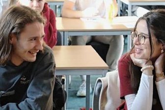 Gratis-Tampons als Thema - Attila Grafe (l.), Schüler am Rochlitzer Gymnasium, ist Stellvertreter der Vorsitzenden des Kreisschülerrats Montaha Al Aidi (r.). 