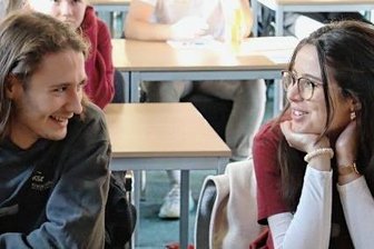Gratis-Tampons als Thema - Attila Grafe (l.), Schüler am Rochlitzer Gymnasium, ist Stellvertreter der Vorsitzenden des Kreisschülerrats Montaha Al Aidi (r.). 