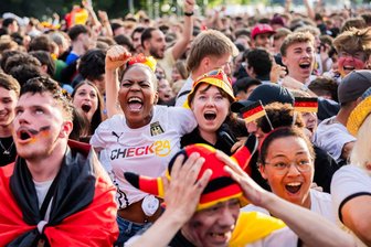 Gratis-Trikots zur WM – Warum sich das für Unternehmen lohnt - Das Check24-Shirt war 2024 auf vielen Fanmeilen zu sehen - wie hier in Berlin. (Archivbild)