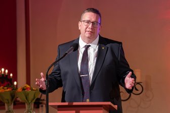 Gratis-Verwaltung für Landgemeinden: Benachteiligt Oelsnitz seine Einwohner? - Im Oelsnitzer Rathaus - im Bild OB Mario Horn - erbringen die Angestellten Verwaltungsleistungen für die Landgemeinden Eichigt, Triebel und Bösenbrunn.