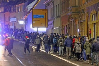 Gratwanderung für Politik und Polizei - die wissenschaftliche Sicht auf die Corona-Proteste - Laut Politikwissenschaftlerin zeigen Studien, dass sich innerhalb der Demonstranten gegen die Corona-Schutzverordnungen Personen befinden, die den Staat gänzlich ablehnen wie Reichsbürger oder rechtsradikale Gruppen. Das Foto zeigt den Protestzug in Freiberg am 6. Dezember 2021.