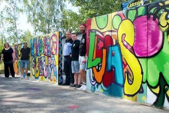 Graue Wände nehmen Farbe(n) an - Am Jugendclub "Airport" gibt es jetzt Graffitiwände.