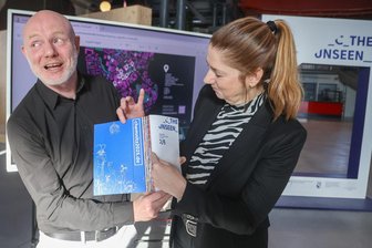 Grauer Beton, rauer Jargon: Kuha-Programmchef Stefan Schmidtke im Porträt - Zusammengerauft: Die Geschäftsführer Stefan Schmidtke und Andrea Pier mit dem Programmbuch der Kulturhauptstadt. Foto: Toni Söll