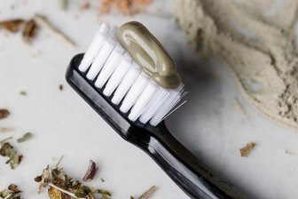 Graugrüne Zahnpasta aus dem Erzgebirge: Creme überzeugt bei trockenem Mund - Die Wayt Zahnpasta aus dem Erzgebirge enthält weder Fluorid noch Titanoxid.