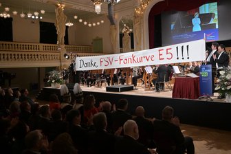 „Grausame Töne“ in der Neuen Welt: Warum die Philharmoniker beim Neujahrsempfang in Zwickau absichtlich falsch spielten - Die Philharmoniker überraschten beim Neujahrsempfang mit einer ungewöhnlichen Danksagung an die FSV-Fankurve für deren Solidaritätsbekundungen beim letzten Heimspiel der Fußballmannschaft.