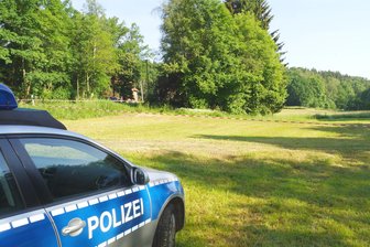 Grausiger Fund hält eine Stadt in Atem - Unweit der Bushaltestelle Schweizerhaus wurde die Leiche eines Babys gefunden.