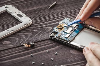 Greenpeace eröffnet Reparatur-Café für Smartphones - 