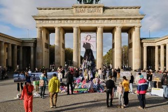 Greenpeace will in Chemnitz gegen Wegwerf-Mode protestieren - Die Greenpeace-Aktion gab es bereits am Brandenburger Tor in Berlin