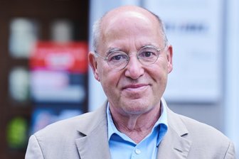 Gregor Gysi auf Lesereise in Sachsen: Der alte Mann und das Nicht-Mehr - Gregor Gysi (Die Linke) steht nach einer Pressekonferenz vor dem Karl-Liebknecht-Haus. "Auf eine Currywurst mit Gregor Gysi" heißt das neue Buch des Linken-Politikers, das am 10. Oktober 2023 erscheint.