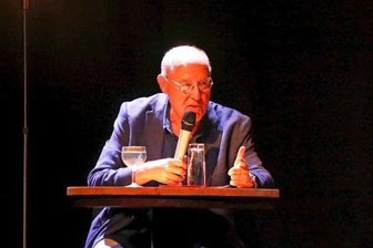 Gregor Gysi begeistert Zwickauer Publikum - Gregor Gysi (links) und Jürgen Rummel im voll besetzten "Alten Gasometer" in Zwickau.