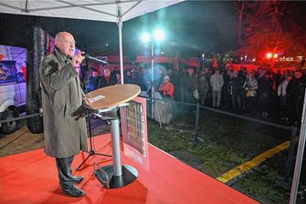 Gregor Gysi bei Kundgebung in Chemnitz: Der Linken-Politiker und die Krisen der Zeit - Leicht verspätet wegen des Winterwetters war Gregor Gysi am Freitag in den Stadthallenpark gekommen. Nach seiner Rede vor einigen Hundert Besuchern machte er sich direkt auf zur nächsten Kundgebung.