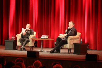 Gregor Gysi sorgt für volles Kulturhaus in Aue: Überraschende Spitze gegen Sahra Wagenknecht - Mal ernsthaft, mal humorvoll: Gregor Gysi und Moderator Hans-Dieter Schütt haben in Aue über Demokratie, Bildung und Frieden gesprochen.