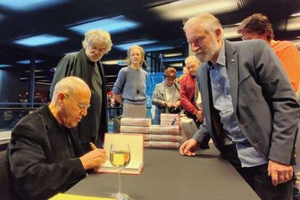 Gregor Gysi streichelt die Seele der Vogtländer - Georg Schicke (rechts) aus Plauen lässt sich von Gregor Gysi dessen anekdotenreiches Buch signieren "Was Politiker nicht sagen: ... weil es um Mehrheiten und nicht um Wahrheiten geht". Moderator Hans-Dieter Schütt schaut zu.