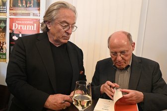 Gregor Gysi und Peter-Michael Diestel: Zwei Seelenverwandte treffen im Vogtland aufeinander - In der Pause signierten Gregor Gysi (rechts) und Peter-Michael Diestel ihre Bücher.