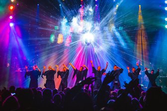 „Gregorian“ bringt mystische Atmosphäre in Stadthalle Zwickau: Was am Wochenende in Westsachsen los ist - Die Gruppe „Gregorian“ singt Werke der Pop- und Rockmusik im Stil des gregorianischen Chorals der mittelalterlichen Mönche.