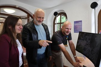 Greifensteine: Projekt vereint Skulpturen des Purple Path - Tourismuskoordinatorin Corinna Bergelt, Sounddesigner Stefan Günther und Peter Glumbick (v. l.) vom Buntspeicher aus Zwönitz nehmen letzte Einstellungen an der Installation vor.