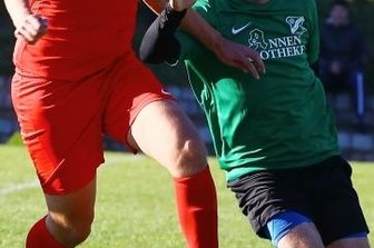 Greifensteiner halten Wiesaern stand - Julius Wagner (l.) vom FC Ehrenfriedersdorf umspielt in dieser Szene Tomas Künzl vom BSV Zschopautal. Der Angreifer erzielte auch das entscheidende Tor.