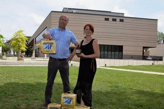 Greiz: Vogtlandhalle feiert Jubiläum mit Freunden - Der Auftritt der Amigos wird einer der Höhepunkte zum Jubiläum 10 Jahre Vogtlandhalle. Die Greizer Brauerei hält dafür ein Fanbier parat. Geschäftsführer Thomas Schäfer präsentierte es mit Hallen-Chefin Ann-Katrin Gabel. Er hat eine besondere Verbindung zu dem beliebten Schlager-Duo. 