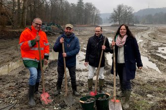 Greizer Parksee abgelassen: Was hat es damit auf sich? - Von links: Joachim Beiler von der beauftragten Firma sowie Mario Männel, Dietger Hagner und Silvia Wagner von der STSG.