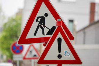 Greizer Straße in Reichenbach halbseitig gesperrt - Verkehrseinschränkungen: Schilder warnen vor einer Baustelle.