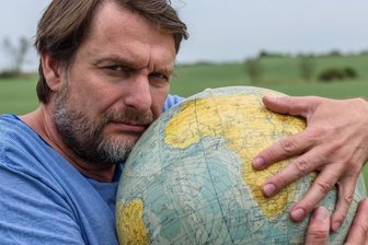 Greizer Theaterherbst will zurück zu den "Ursprüngen" - Das unvollendete Trauerspiel von Friedrich Hölderlin "Der Tod des Empedokles" inspirierte Peter Trabner zu einer fulminant-wütenden Ein-Mann-ein-Baum-Show. Mitreißend, irre und komisch.