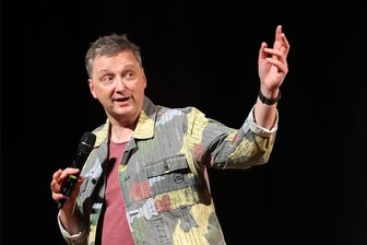 Greizer Vogtlandhalle lädt zur ersten Lachnacht ein - Stand-up-Comedian Ole Lehmann führt durch den Abend.
