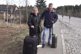 Grenze zu Tschechien dicht: Urlauber sitzen fest - Die Urlauber Monika Kurschus und Roland Flügler strandeten in Reitzenhain an der Grenze.